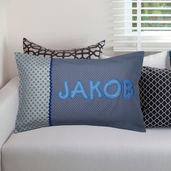 Namenskissen-Hülle 30x50 cm mit Wunschname bestickt als Namensapplikation